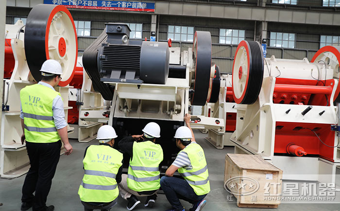 客戶到紅星機器車間實地考察顎式碎石機